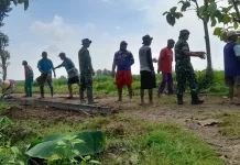 Terik Matahari Tak Surutkan Semangat Satgas TMMD di Sragen