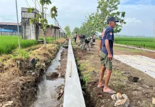 Sinergi Warga dan TNI Perkuat Konstruksi Jalan Desa