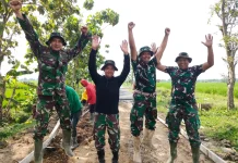Prajurit Kavaleri Tinggalkan Tank Demi Bantu Warga