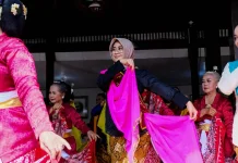 Peringati Hari Tari Dunia, Wawali Surakarta Tampil Menari di Jebres Menari