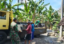 Sinergi TNI-Warga, Babinsa Kranggan Kawal Pembangunan Jembatan Garuda