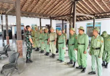 Tingkatkan Kesiapsiagaan, Babinsa Ceper Klaten Latih Linmas Tanggap Darurat