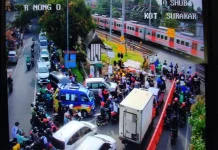 Menggugah Kesadaran Masyarakat Berhenti Sesaat di Perlintasan Kereta