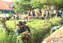 Satgas TMMD dan Warga Gotong Royong Bersihkan Plumbungan