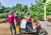 Satgas TMMD Sragen Borong Jamu Keliling, Perkuat Kedekatan dengan Warga
