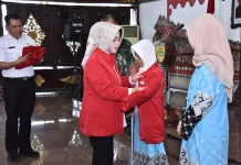 Calhaj Sukoharjo Berpamitan, Gunakan Jaket Merah dan Dapat Bekal Lauk Kering