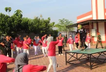 Sinergitas tanpa Sekat, Satgas TMMD Sragen Senam Bareng Komunitas Buseli