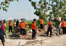 Semangatnya Senkom Mitra Polri Dukung Pengecoran Jalan TMMD di Desa Puro Sragen