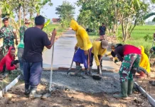 Satgas TMMD dan Warga Kejar Pengecoran Jalan jelang Penutupan