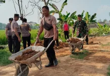 'Sirkuit' Debu Desa Puro, saat Angkong TNI-Polri Adu Cepat di Lokasi TMMD