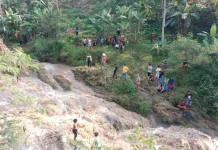 Diterjang Air Bah Kiriman, Tiga Anak Terjebak di Tengah Sungai Gembong