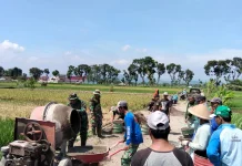 Wujudkan Kemanunggalan, TNI-Rakyat Klaten Gotong Royong Cor Jalan Desa