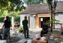 Babinsa Desa Puro Pantau Progres RTLH TMMD agar Tepat Waktu