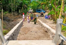 Wujud Gotong Royong, Kaum Ibu di Bayat Klaten Turun Tangan Bangun Jembatan Garuda