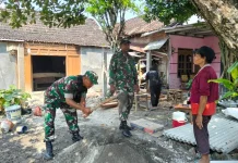 TMMD Reguler 128 Sragen, Ibu Wawik Haru Lihat Progres Bedah Rumah
