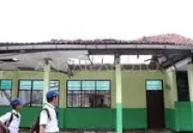 Sekolah Tua Roboh, Keselamatan Siswa Jadi Sorotan Utama