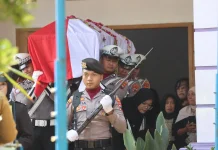 AIPDA Andi Dimakamkan, Polri Beri Penghormatan Terakhir