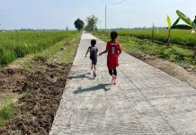 Anak-anak Manfaatkan Jalan TMMD di Sragen untuk Bermain