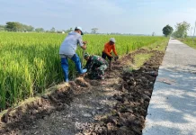 Satgas TMMD dan Warga Rapikan Sisi Jalan Cor di Sragen