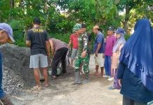TNI dan Warga Burikan Klaten Gotong Royong Ngecor Jalan Jembatan Garuda