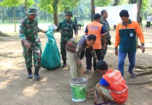Satgas TMMD dan Warga Bersihkan Taman Harmoni Sragen