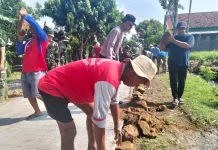 Semangat Gotong Royong Kakek 74 Tahun Warnai TMMD Sragen