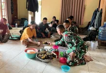 Ketika Sertu Nurdin Jadi “Master Chef” Penakluk Hati Warga Barak Semang