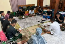 Di Balik Gelap Malam Desa Puro, saat Seragam Loreng dan Sarung Melebur dalam Doa