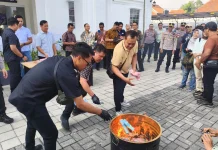 Polresta Surakarta Bakar Belasan Ribu Lembar Uang Rupiah Palsu