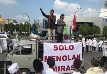 Forum Njogo Solo Demo Tolak Legalisasi Miras di Balai Kota Solo