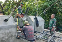Pemasangan Railing, Babinsa Koramil Trucuk Kawal Pembangunan Jembatan