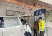 Respons Cepat Layanan 110, Polresta Solo Evakuasi Warga Sakit di Mojosongo