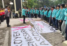 Ratusan Mahasiswa UNS ke DPRD Solo Tuntut Reformasi Ekonomi