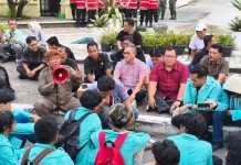 Temui Massa UNS, Ketua DPRD Solo Jawab Isu Makan Gratis hingga TPA Putri Cempo