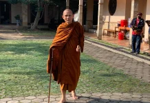 Tiba di Kota Solo, Bhikkhu Thudong Langsung Mengikuti Prosesi Membasuh Kaki