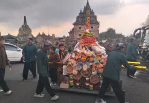 Meski Diguyur Hujan, Kirab Budaya Candi Kembar Tetap Berlangsung Meriah