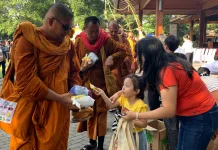 Prosesi Pindapatta Bhikkhu Thudong Solo Diikuti Warga Lintas Agama