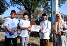Respati Ardi Serahkan Simbolis Sapi Presiden dan Wapres ke Masjid Agung
