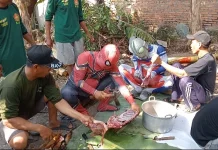 Aksi Superhero Meriahkan Kurban di Masjid Sudarto Milatoen Sukoharjo