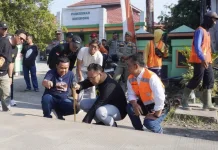 Tinjau Progres Perbaikan Jalan Sukodono, Bupati: Prioritas Penanganan Depan Pasar