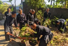 Alihkan Pendadaran Jadi Baksos, Pesilat PSHT Karanganyar Tanam Pohon dan Bersihkan Fasum