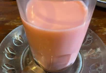 Menyeruput Hangatnya Susu Jahe Merah: Jiwa Malam di Wedangan Solo