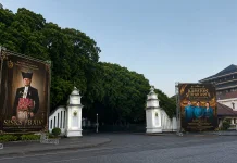 Baliho Revitalisasi Keraton Surakarta Terpasang di Gladag