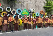 Pramuka SDN Kadipiro Surakarta Belajar Merawat Taman Gantung Ban Bekas