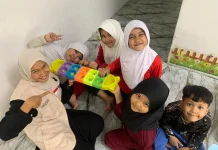 Mahasiswa KKN Internasional UMS Perkenalkan Permainan Tradisional di Malaysia