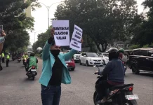 Massa Aksi Ajak Pengguna Jalan Bunyikan Klakson