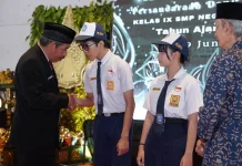 Hadiri Wisuda SMPN 1, Bupati Rober Sebut SDM Investasi Terbesar