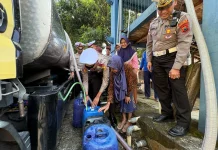Polres Karanganyar dan Taruna Akpol Pasok Air Bersih di Gondangrejo