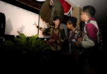 Mahasiswa Internasional UNS Terpukau Keindahan Pagelaran Wayang Kulit
