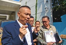 Sambangi Kediaman Jokowi di Solo, Rismon Sianipar Bawa Buku Hasil Koreksi Ijazah